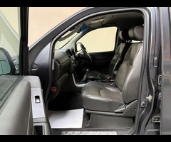 Nissan Navara 2.5 dCi Tekna 4WD Euro 5 4dr - 32