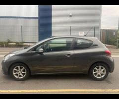 Peugeot 208 GREAT EXAMPLE OF A PEUGEOT 208, DRIVE AWAY BARGAIN!!

MANUAL
DIESEL
SOLID 1.6L ENGINE 
U - 6