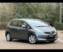Honda Jazz Premium Vehicles present this Honda Jazz 1.4 i-VTEC ES CVT, a compact hatchback celebrate - 17