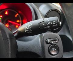 Honda Jazz Premium Vehicles present this Honda Jazz 1.4 i-VTEC ES CVT, a compact hatchback celebrate - 39