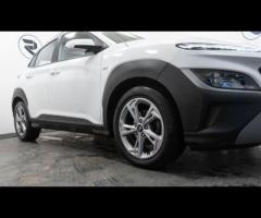 Hyundai KONA This 2022 Hyundai KONA T-GDi SE Connect is a superb example, having had only one owner - 11