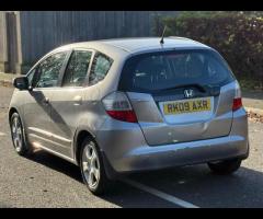 Honda Jazz Honda Jazz 1.4 i-VTEC ES i SHIFT Euro 4 5dr
(AUTOMATIC,Petrol) 

This vehicle runs and dr - 4