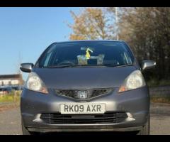 Honda Jazz Honda Jazz 1.4 i-VTEC ES i SHIFT Euro 4 5dr
(AUTOMATIC,Petrol) 

This vehicle runs and dr - 7