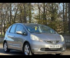 Honda Jazz Honda Jazz 1.4 i-VTEC ES i SHIFT Euro 4 5dr
(AUTOMATIC,Petrol) 

This vehicle runs and dr - 5