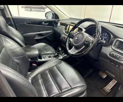 Kia Sorento This 2016 Kia Sorento CRDi KX-3 boasts a full service history and a clear vehicle histor - 18