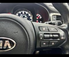 Kia Sorento This 2016 Kia Sorento CRDi KX-3 boasts a full service history and a clear vehicle histor - 27