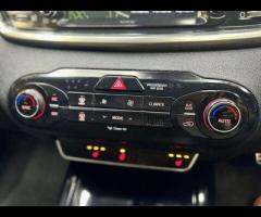 Kia Sorento This 2016 Kia Sorento CRDi KX-3 boasts a full service history and a clear vehicle histor - 29