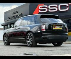 Rolls-Royce Cullinan Stunning Cullinan Black Badge Finished In Diamond Black With Black/White Interi - 2