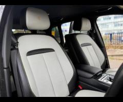 Rolls-Royce Cullinan Stunning Cullinan Black Badge Finished In Diamond Black With Black/White Interi - 3