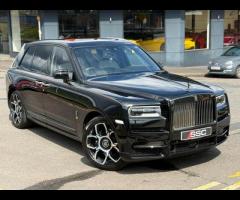 Rolls-Royce Cullinan Stunning Cullinan Black Badge Finished In Diamond Black With Black/White Interi - 4