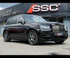 Rolls-Royce Cullinan Stunning Cullinan Black Badge Finished In Diamond Black With Black/White Interi - 5