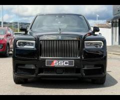Rolls-Royce Cullinan Stunning Cullinan Black Badge Finished In Diamond Black With Black/White Interi - 6