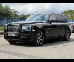 Rolls-Royce Cullinan Stunning Cullinan Black Badge Finished In Diamond Black With Black/White Interi - 7