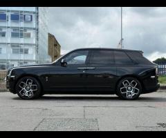 Rolls-Royce Cullinan Stunning Cullinan Black Badge Finished In Diamond Black With Black/White Interi - 8