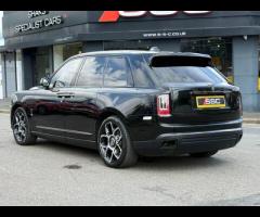 Rolls-Royce Cullinan Stunning Cullinan Black Badge Finished In Diamond Black With Black/White Interi - 9