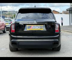 Rolls-Royce Cullinan Stunning Cullinan Black Badge Finished In Diamond Black With Black/White Interi - 10