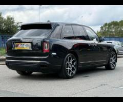 Rolls-Royce Cullinan Stunning Cullinan Black Badge Finished In Diamond Black With Black/White Interi - 11