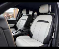 Rolls-Royce Cullinan Stunning Cullinan Black Badge Finished In Diamond Black With Black/White Interi - 12