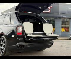 Rolls-Royce Cullinan Stunning Cullinan Black Badge Finished In Diamond Black With Black/White Interi - 19
