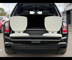 Rolls-Royce Cullinan Stunning Cullinan Black Badge Finished In Diamond Black With Black/White Interi - 20