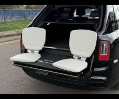 Rolls-Royce Cullinan Stunning Cullinan Black Badge Finished In Diamond Black With Black/White Interi - 21