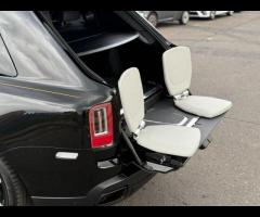 Rolls-Royce Cullinan Stunning Cullinan Black Badge Finished In Diamond Black With Black/White Interi - 22