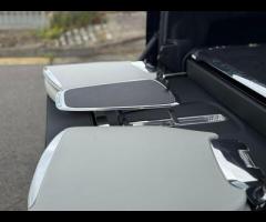 Rolls-Royce Cullinan Stunning Cullinan Black Badge Finished In Diamond Black With Black/White Interi - 23