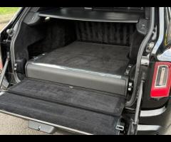 Rolls-Royce Cullinan Stunning Cullinan Black Badge Finished In Diamond Black With Black/White Interi - 24