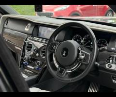 Rolls-Royce Cullinan Stunning Cullinan Black Badge Finished In Diamond Black With Black/White Interi - 25