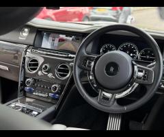 Rolls-Royce Cullinan Stunning Cullinan Black Badge Finished In Diamond Black With Black/White Interi - 26