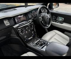 Rolls-Royce Cullinan Stunning Cullinan Black Badge Finished In Diamond Black With Black/White Interi - 28