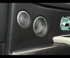 Rolls-Royce Cullinan Stunning Cullinan Black Badge Finished In Diamond Black With Black/White Interi - 29