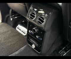 Rolls-Royce Cullinan Stunning Cullinan Black Badge Finished In Diamond Black With Black/White Interi - 30