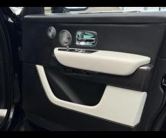 Rolls-Royce Cullinan Stunning Cullinan Black Badge Finished In Diamond Black With Black/White Interi - 39