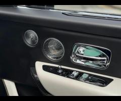 Rolls-Royce Cullinan Stunning Cullinan Black Badge Finished In Diamond Black With Black/White Interi - 40