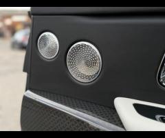 Rolls-Royce Cullinan Stunning Cullinan Black Badge Finished In Diamond Black With Black/White Interi - 41