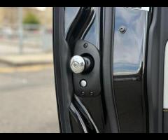 Rolls-Royce Cullinan Stunning Cullinan Black Badge Finished In Diamond Black With Black/White Interi - 42