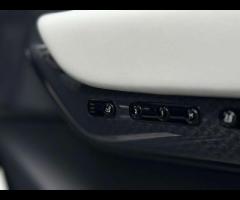 Rolls-Royce Cullinan Stunning Cullinan Black Badge Finished In Diamond Black With Black/White Interi - 43