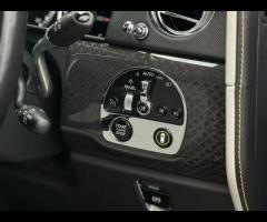 Rolls-Royce Cullinan Stunning Cullinan Black Badge Finished In Diamond Black With Black/White Interi - 44