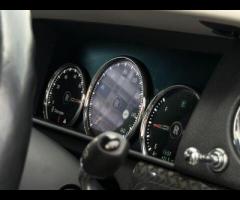 Rolls-Royce Cullinan Stunning Cullinan Black Badge Finished In Diamond Black With Black/White Interi - 45