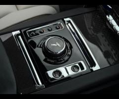 Rolls-Royce Cullinan Stunning Cullinan Black Badge Finished In Diamond Black With Black/White Interi - 46