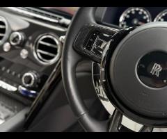 Rolls-Royce Cullinan Stunning Cullinan Black Badge Finished In Diamond Black With Black/White Interi - 49