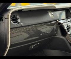 Rolls-Royce Cullinan Stunning Cullinan Black Badge Finished In Diamond Black With Black/White Interi - 52