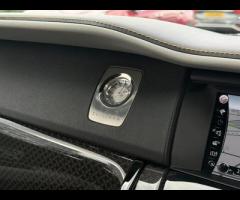 Rolls-Royce Cullinan Stunning Cullinan Black Badge Finished In Diamond Black With Black/White Interi - 53