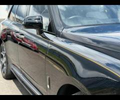 Rolls-Royce Cullinan Stunning Cullinan Black Badge Finished In Diamond Black With Black/White Interi - 54