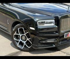 Rolls-Royce Cullinan Stunning Cullinan Black Badge Finished In Diamond Black With Black/White Interi - 56