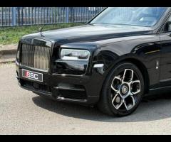 Rolls-Royce Cullinan Stunning Cullinan Black Badge Finished In Diamond Black With Black/White Interi - 57