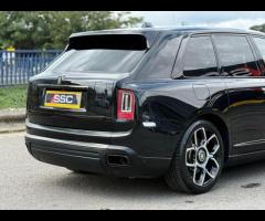 Rolls-Royce Cullinan Stunning Cullinan Black Badge Finished In Diamond Black With Black/White Interi - 58