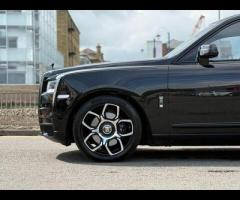 Rolls-Royce Cullinan Stunning Cullinan Black Badge Finished In Diamond Black With Black/White Interi - 59