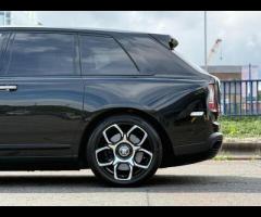 Rolls-Royce Cullinan Stunning Cullinan Black Badge Finished In Diamond Black With Black/White Interi - 60